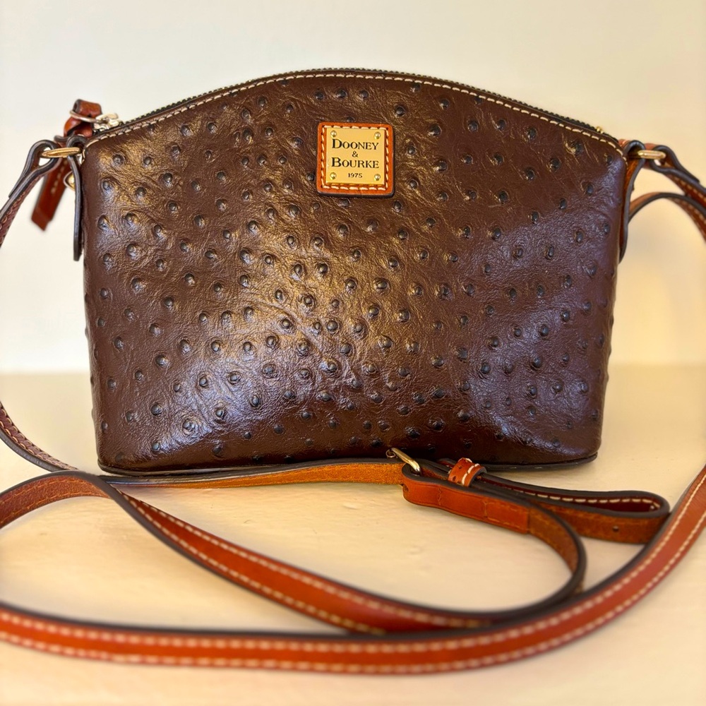 💖HOST PICK!!💘 Dooney & Bourke Ostrich Suki Crossbody Shoulder Bag - Brown Tmoro